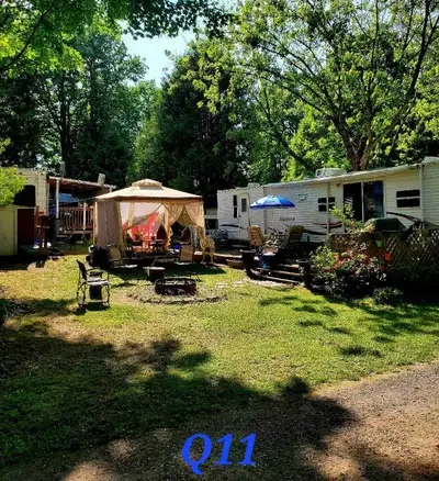 2007 Sprinter trailer -377BHS- 37ft Old, but still reliable and in great condition. Sleeps seven sit...