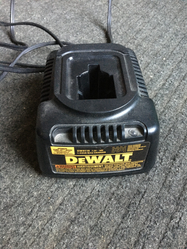 Chargeur de batterie DEWALT model DW9116 25$$ dans Outils électriques  à Laval/Rive Nord - Image 2