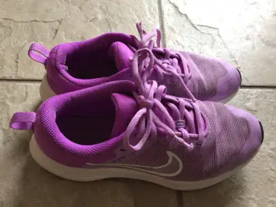 Girls Nike Runners size4, View more