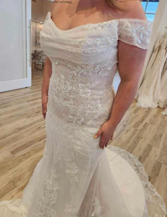 Beautiful Designer Wedding Dress - Size 12 in Wedding in Medicine Hat - Image 3