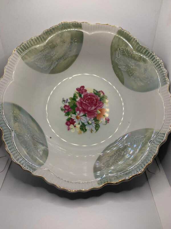 Decorative Bowl - Floral Pattern - Beautifully Detailed - Japan in Arts & Collectibles in Fredericton