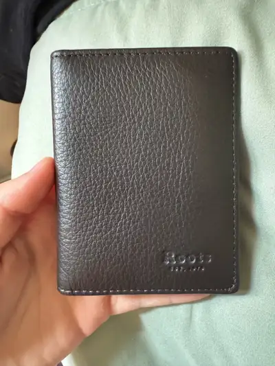 Used roots wallet like new, originally bought for 80$