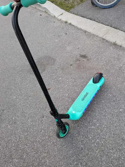 Electric scooter, has 3 speeds, works great, the charger tip is broken. The original box is availabl...