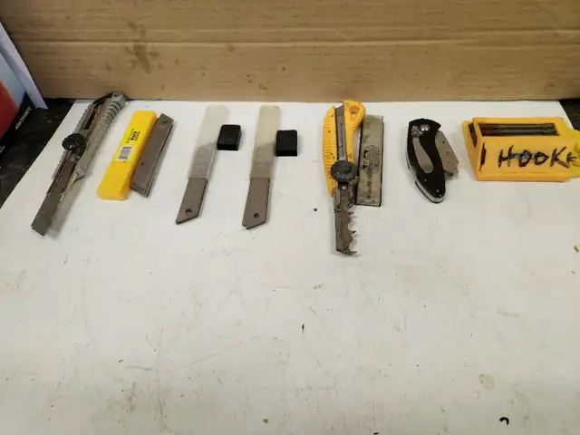 3 utility knives with extra blades, Straight and hook blades in Hand Tools in Belleville - Image 2