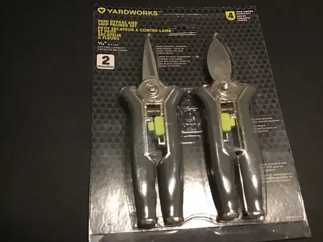 Yardworks Mini Bypass and Snip Pruner set in Hand Tools in Barrie - Image 2