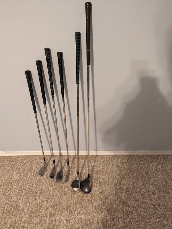 6 golf clubs (different Brands) 4,6,8 irons, PW, 1 & 3 wood in Golf in London