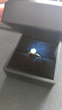 Engagement ring round cut diamond 1.03 carat. 18k yellow gold.
