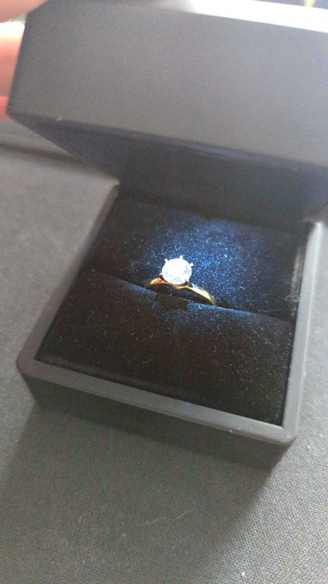 Engagement ring round cut diamond 1.03 carat. 18k yellow gold. in Jewellery & Watches in Markham / York Region