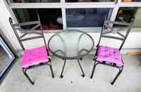 Metal table and two chairs in good condition 