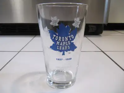 Up for sale is a Toronto Maple Leafs 1927-1928 Boston Pizza/Molson Canadian Collectible Glass. Part...