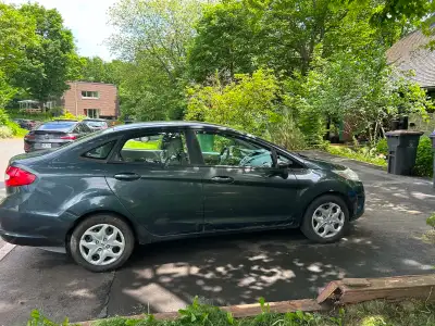 Cette Ford Fiesta 2011 est une berline compacte et fiable, idéale pour vos déplacements quotidiens e...