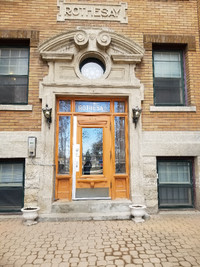 Spacious 2 BR condo with full den in heritage Wolseley building!