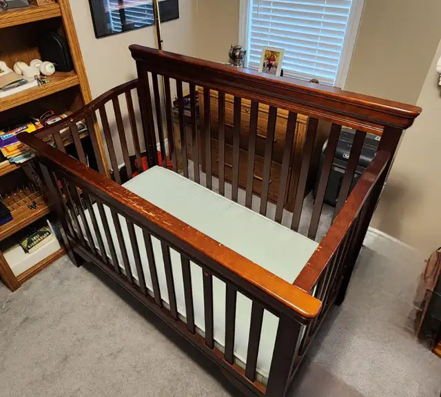 Crib and mattress/toddler bed in Cribs in Markham / York Region - Image 2