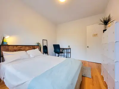 Chambre meublée pour FILLES - JUILLET seulement