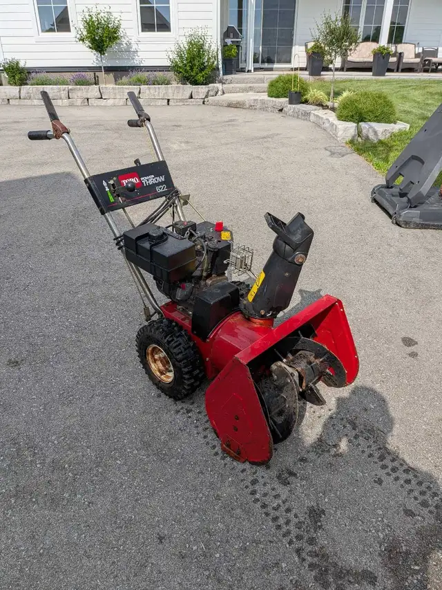 Toro 22", 6 Hp electric start snowblower in Snowblowers in Markham / York Region - Image 5