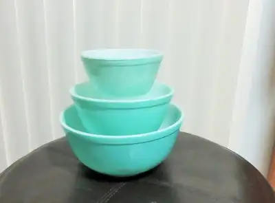 PYREX ... ROBIN EGG BLUE...NESTING MIXING BOWL SET, View more