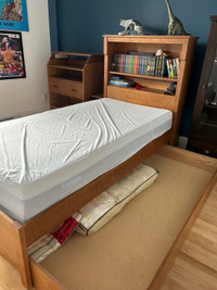 Lit gigogne simple avec tête de lit bibliothèque en bois
