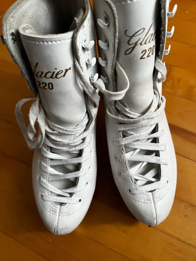Ice skates size 7 US Women - Patins taille 7 US Femmes in Skates & Blades in Laval / North Shore - Image 3