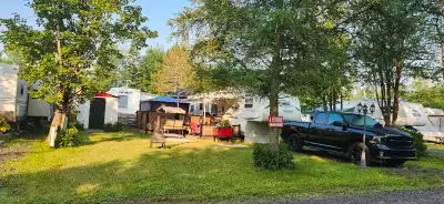 Fifth wheel deluxe 2005 ( non-fumeur) 32 pieds+2 extensions Très grand terrain tranquille(St- Apolli...