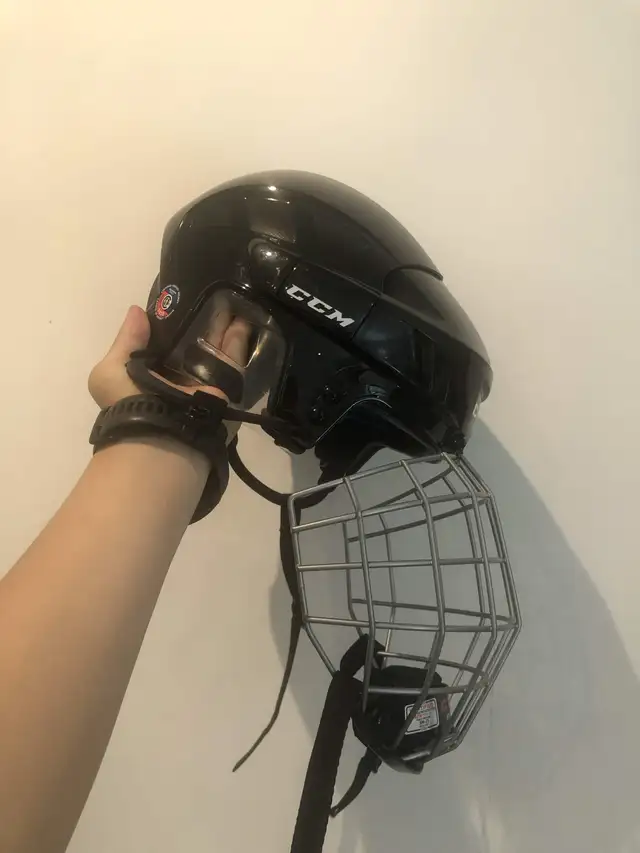 Kids ice skating helmet (CCM) - 20$ in Hockey in Oakville / Halton Region - Image 2