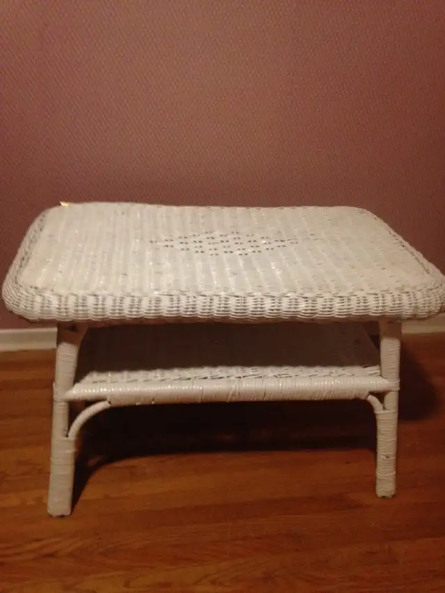 Vintage White Wicker Coffee Table in Coffee Tables in Hamilton - Image 3