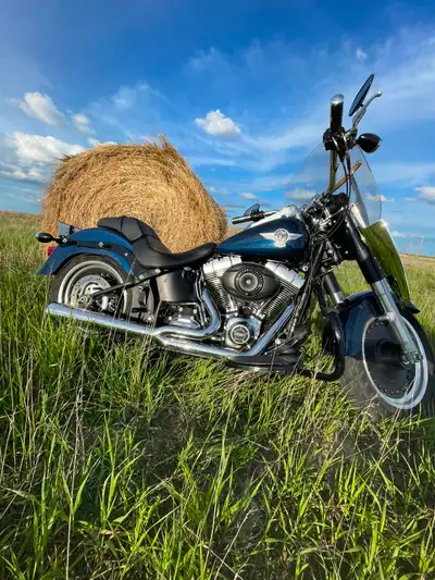 ( FINANCING AVAILABLE ) Like new condition has exhaust tuner and filter soft bags stereo and few oth...