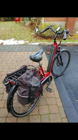 Vélo électrique City moteur de 350 volts roues de 28 pouces . in eBike in Longueuil / South Shore - Image 2