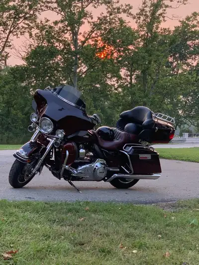 2011 Harley Davidson Ultra Limited.Odemeter reading of 55366miles. The Two Tone Metal flake Rootbear...