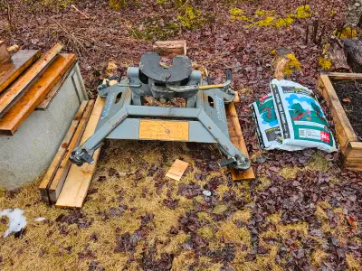 2 year old Champion hitch assembly with 25000 lb fifth wheel, only used a few times, great shape.