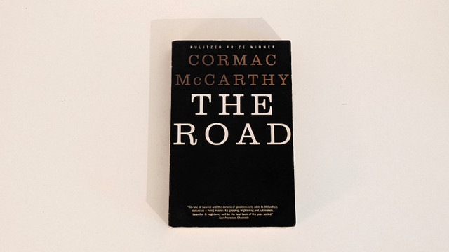 The Road Cormac McCarthy Paperback Book in Fiction in Markham / York Region - Image 2