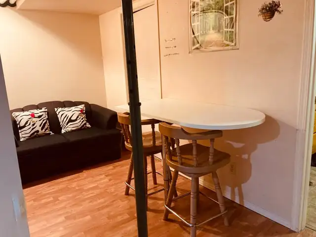 Edgemont NW upstairs/basement 2room 2bath incl utility EZtransit