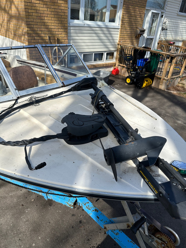 Boat and accessories  in Powerboats & Motorboats in Trenton - Image 3