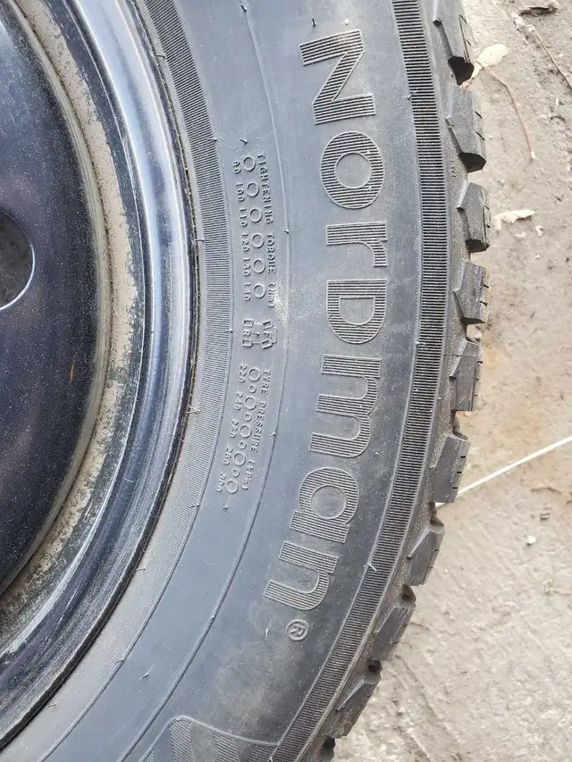 Pneus hiver Nokian Nordman North 9 Suv 245/60/18 sur jantes  in Tires & Rims in Shawinigan - Image 4