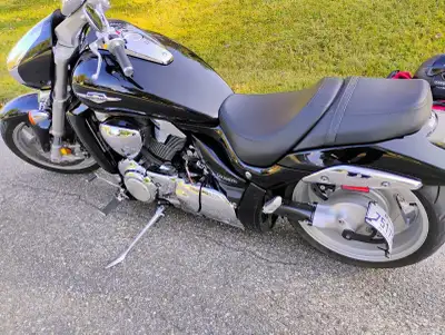 Cette Suzuki Boulevard m109 est une moto puissante et élégante dotée d'un moteur performant. La moto...