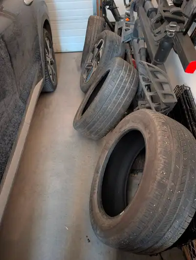 Excellent condition. 2 loose tires, 2 tires on rims 5x114.3 bolt pattern of a Hyundai Tucson