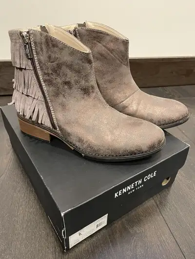 Brand New (didn’t get the chance to wear them due to pandemic) Size 6