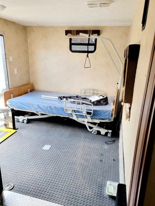 Rare find!! wheelchair accessible trailer in Travel Trailers & Campers in Terrace - Image 8