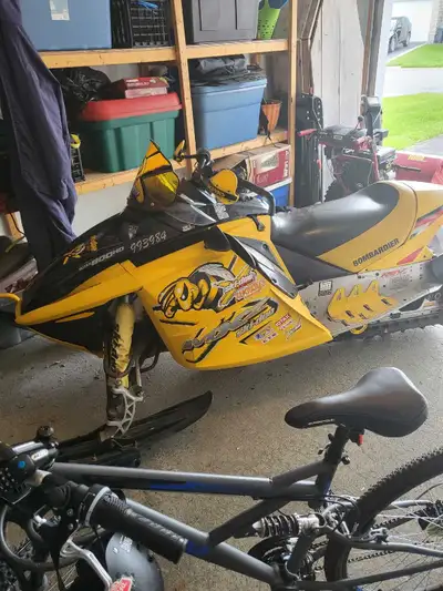 2003 Skidoo 800. New battery new plugs new carbides starts, drives, stops. Needs carb clean 2500 or...