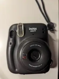 Fujifilm Instax Mini 11 camera-Black (Like New)