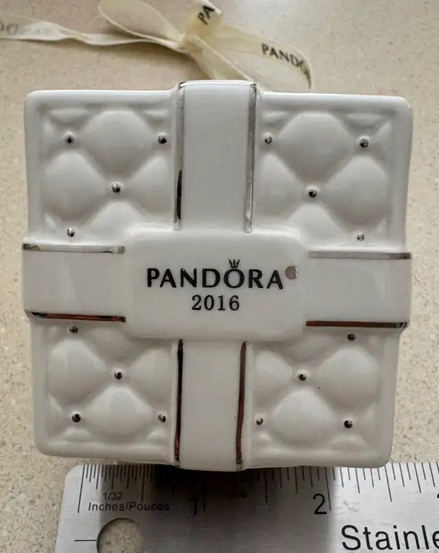 Pandora 2016 Porcelain Gift Box Christmas ornament collectible in Arts & Collectibles in Oshawa / Durham Region - Image 3