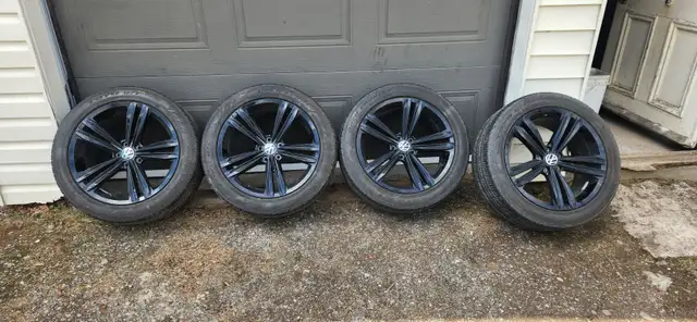 4 mags OEM 19 " VOLKSWAGEN TIGUAN sur pneu d'été  TOYO in Other Parts & Accessories in Rimouski / Bas-St-Laurent - Image 2