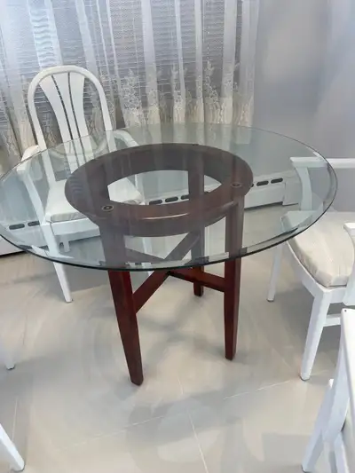 superbe table, plateau en verre 42´´ diamètre, 30’’ hau, View more