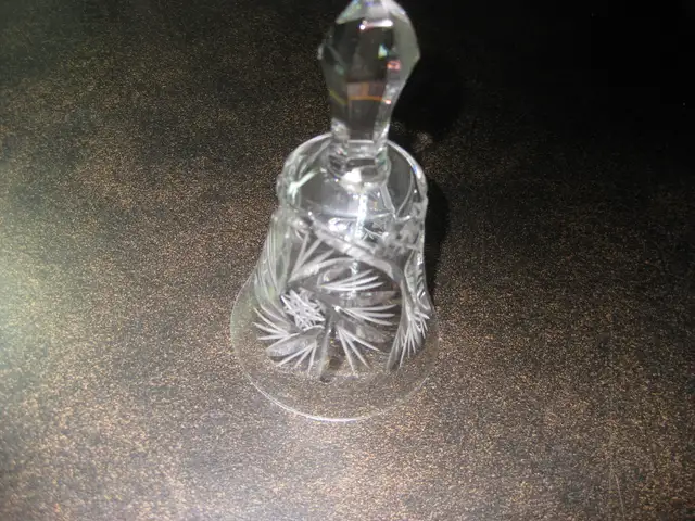 CHANDELIERS, VASES, CENDRIERS CRYSTAL VERRE, CHANDELLES, FLACON in Other in Laval / North Shore - Image 10