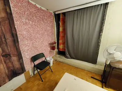 Girls a large private room with a huge balcony is available from Oct 1st. 10 mins walking to York un...