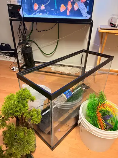 30 Gallon Aquarium Tank Setup – $90 Clean 30 gallon tank in good condition. Includes: ✅ LED light ✅...