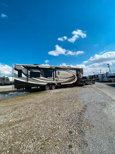Absolutely beautiful trailer . Comes with the upgraded paint job that truly makes it stand out . Cum...