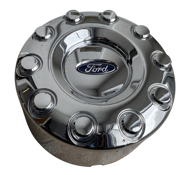 Ford F-450, F-550, F-600 Rear OEM Chrome Center Cap in Other in Laval / North Shore - Image 2
