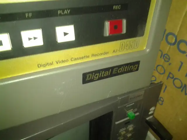 Panasonic AJ-D450 DVCPRO (DVCAM/DV) Professional Video Tape Reco in Other in City of Montréal - Image 3