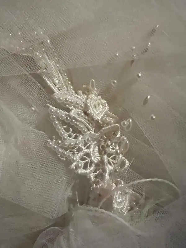 Vintage Wedding Dress & Veil in Wedding in Sarnia - Image 6