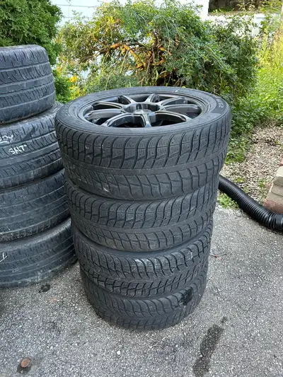 These pre-owned Fast wheels winter tires with rims are ready for the upcoming cold season. The set o...